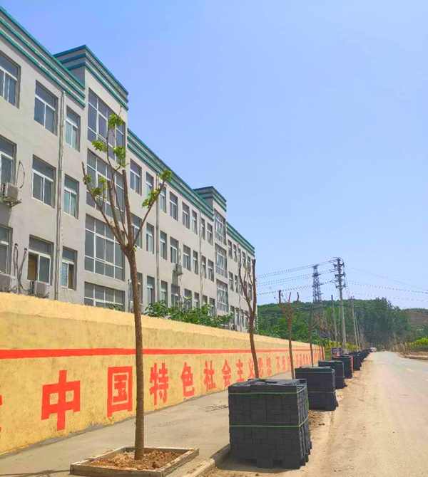 宜陽縣錦屏鎮山底村的透水磚施工工程(正在施工中) 宜陽縣錦屏鎮山底村的透水磚施工工程(正在施工中)